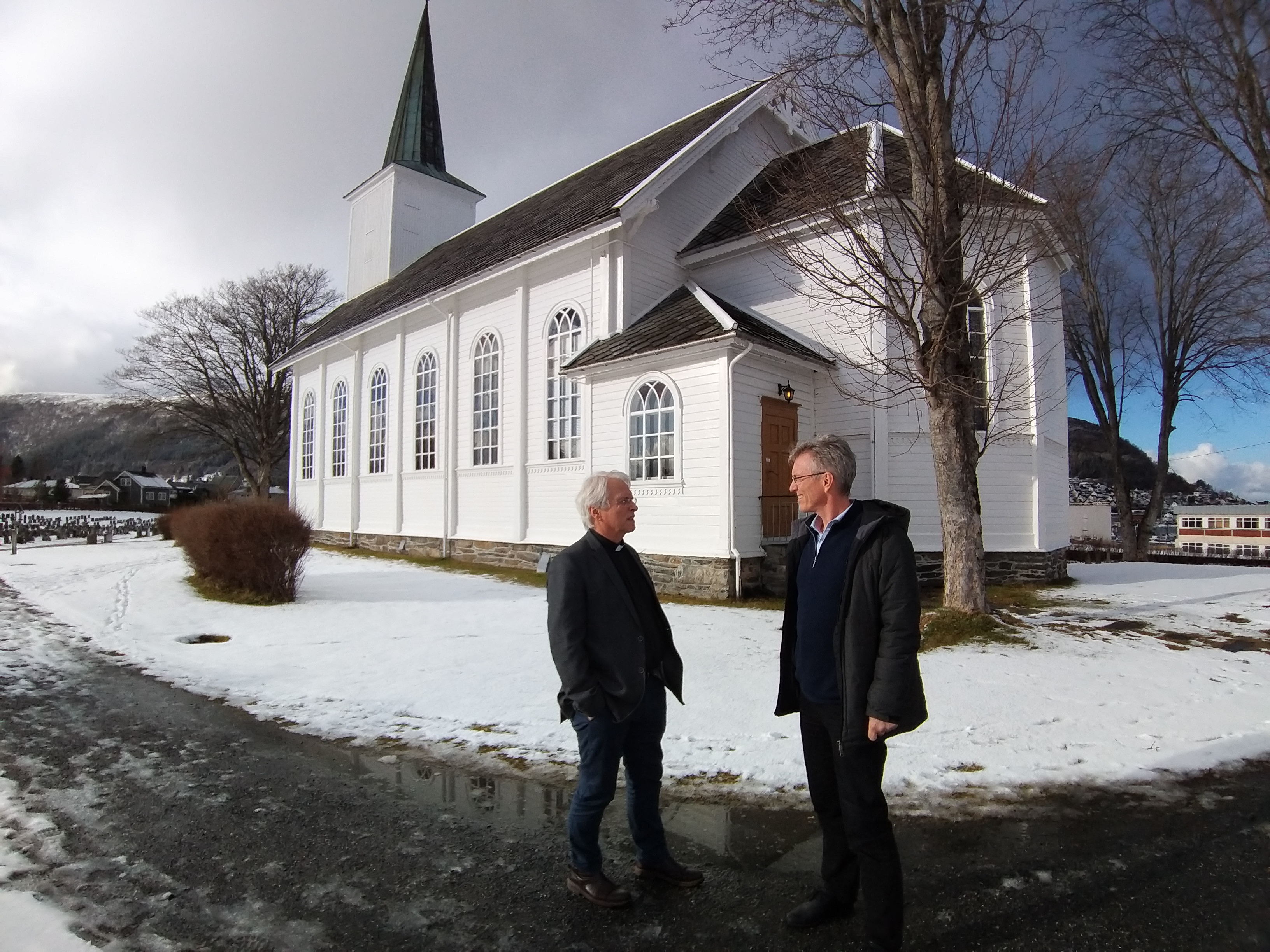 Leidulv og Lars i dialog ved eit besøk av Lars i førre veke.