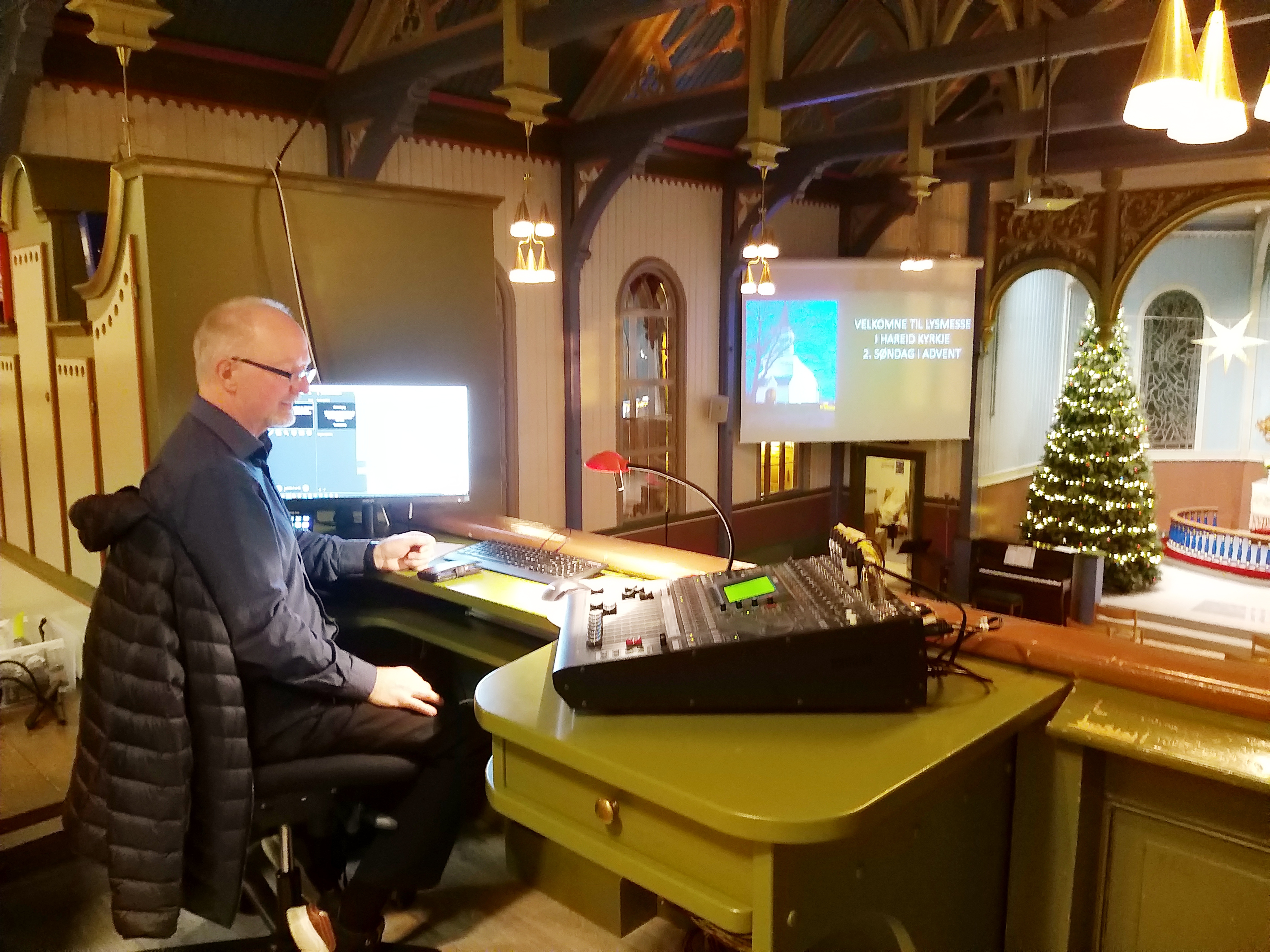 Her ser vi lydteknikar Hans Otto Brekke i aksjon under ei gudsteneste i Hareid kyrkje. Foto: Hareid sokn