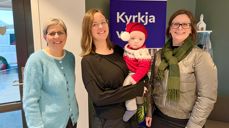 Velkomen til oss. Frå venstre Eli-Sølvi Jønsson, Malin Thorup Johansen med lisje Ivo på arma, og kyrkjeverje Bente Andreassen Pilskog.Foto: Hareid sokn