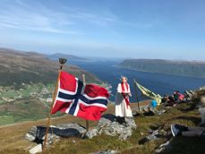 Mykje vind, men i strålande sol på Melshornet under preika v/Margit Lovise Holte 2. pinsedag. Foto: Kristian Fuglseth