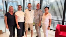 Frå venstre: Heidi P. Kvalsvik (leiar Hareid Frivilligsentral), Bente Andreassen Pilskog (dagleg leiar/kyrkjeverje), Lars Håvard Eikrem (vår nye kyrkjelydspedagog), Lars Hartig-Tangedal (sokneprest) og Barbro Landmark (kyrkjelydspedagog). Anton Tonev (kyrkjetenar/kyrkjegardsarbeidar) og Ida Teige (kantor/organist) er ikkje med på biletet. Foto: Hareid sokn