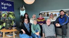 Har du lyst til å jobbe ilag med denne kjekke gjengen? Frå høgre bak: Anton Tonev (kyrkjetenar/gardsarbeidar), Heidi-Beate Siring Grimstad (30 % kyrkjelydspedagog), Barbro Landmark (leiande kyrkjelydspedagog), Heidi Pedersen Kvalsvik (leiar Hareid Frivilligsentral), Annette Knudsen (50% kontormedarbeidar), Forran frå høgre: Lars Hartig-Tangedal (sokneprest), Ida Teige (kantor) og Bente Andreassen Pilskog (kyrkjeverje). Foto: Hareid sokn