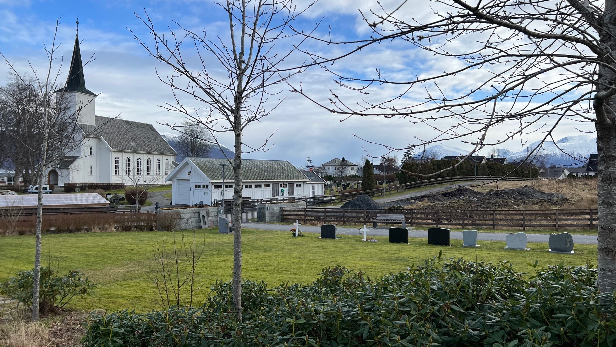 Biletet viser urnefeltet på Hareid kyrkjegard, der første rad nesten er full. Foto: Hareid sokn