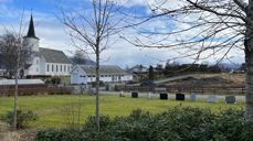 Biletet viser urnefeltet på Hareid kyrkjegard, der første rad nesten er full. Foto: Hareid sokn