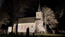 Julestemning ved Hareid kyrkje. Fakkeltog frå julegrantenninga 25/11 til kyrkja i høve "Julenatt i stallen".Foto: Hareid sokn