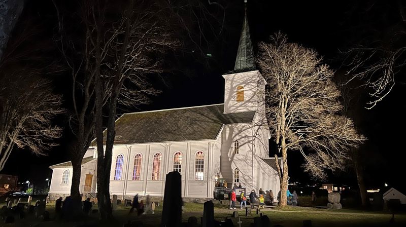 Julestemning ved Hareid kyrkje. Fakkeltog frå julegrantenninga 25/11 til kyrkja i høve "Julenatt i stallen".Foto: Hareid sokn
