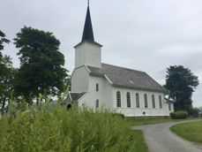 Hareid kyrkje skal renoverast og vi ber alle som besøker kyrkjegarden i sommar om tålmod og forståing for det arbeidet som pågår under renoveringa.