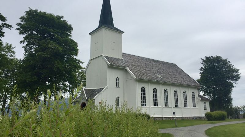 Hareid kyrkje skal renoverast og vi ber alle som besøker kyrkjegarden i sommar om tålmod og forståing for det arbeidet som pågår under renoveringa.