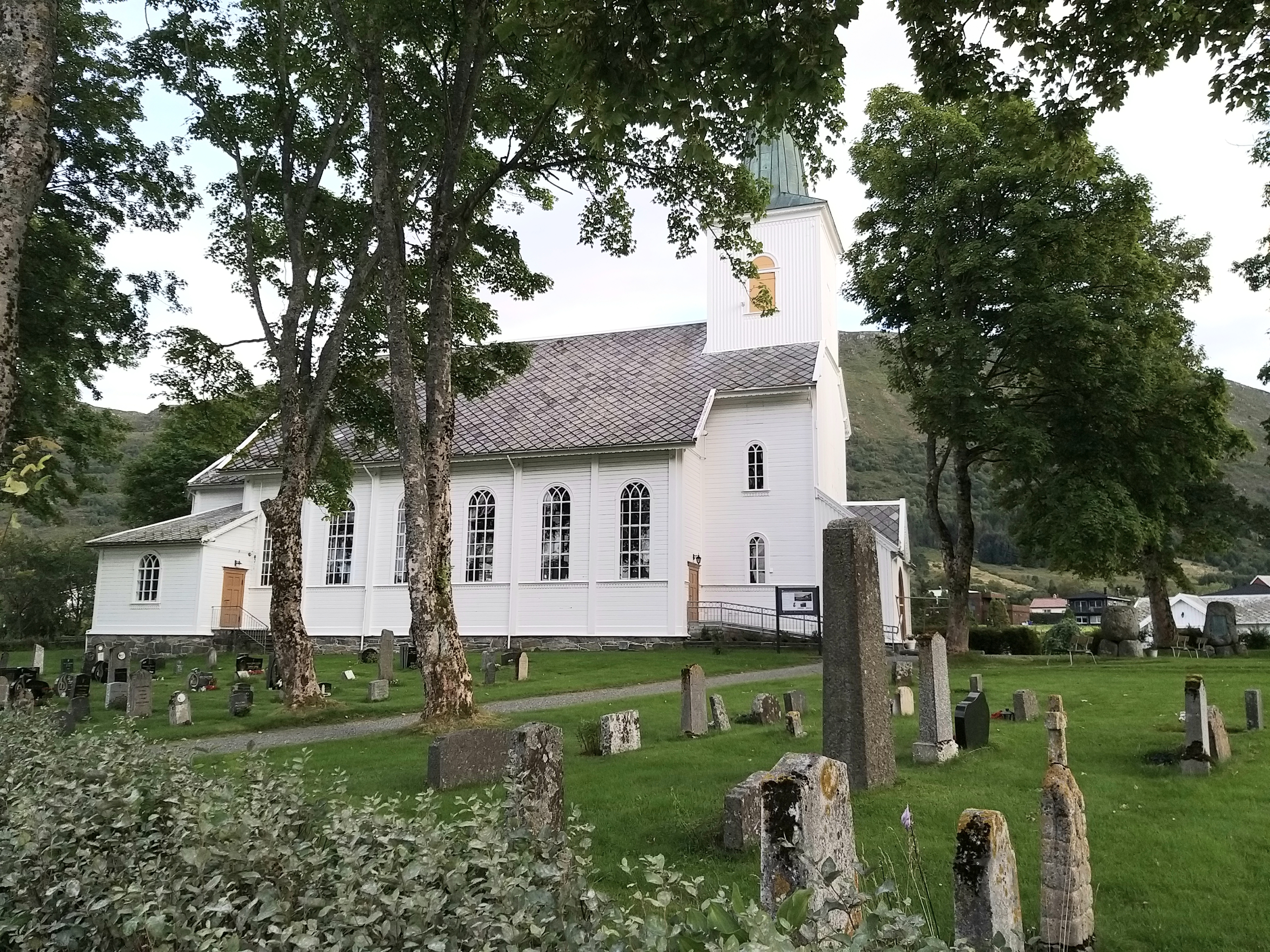 Gudsteneste i Hareid kyrkje i oddetalsveker gjennom sommaren. Foto: Hareid sokn
