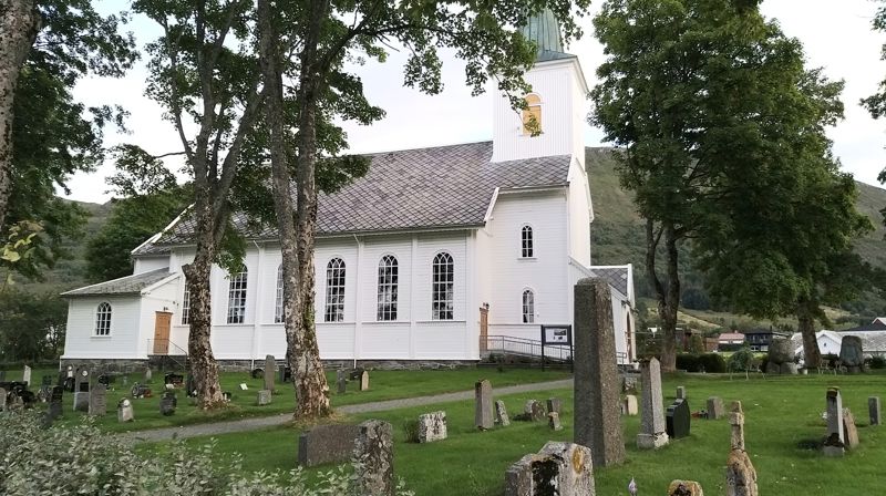 Gudsteneste i Hareid kyrkje i oddetalsveker gjennom sommaren. Foto: Hareid sokn