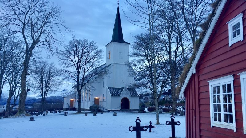"I dette hus er himmelen tilstede og paradisets dører står på klem. For dette er et hellig sted på jorden og den som kommer hit er kommet hjem" (Kristin Solli Schøyen)