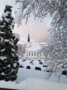 Hareid kyrkje i snøkledd drakt, desember 2017