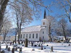 Hareid kyrkje 06.04.2022: Påskevandring i kyrkja starta med skulane og barnehagane, der dei fekk formidla påskehistoria med å ta i bruk alle sansane sine. Foto: Hareid sokn