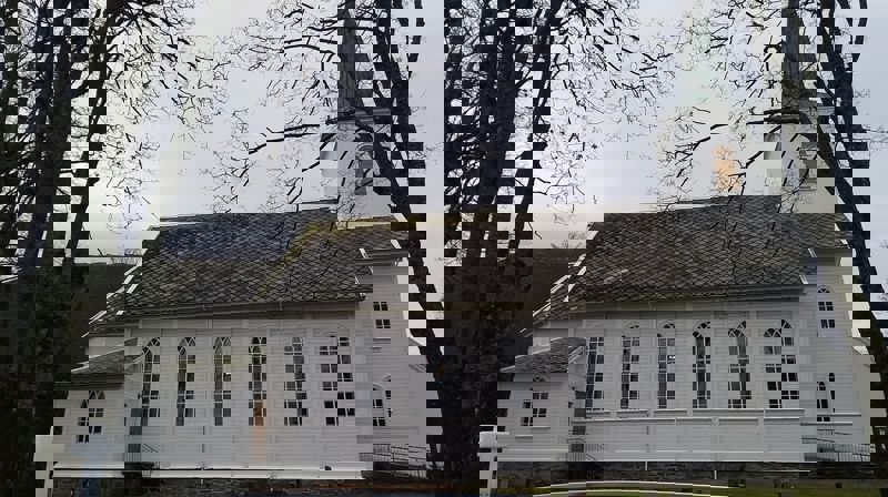 Kun inviterte kan ta del på gravferder i kyrkja, så lenge restriksjonar om maks 50 personar i kyrkja. Foto: Hareid sokn