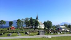 Hareid kyrkjegard. Bildet er tatt frå nyedelen (ikkje barnegravfeltet). Foto: Hareid sokn