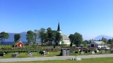 Hareid kyrkjegard. Bildet er tatt frå nyedelen (ikkje barnegravfeltet). Foto: Hareid sokn
