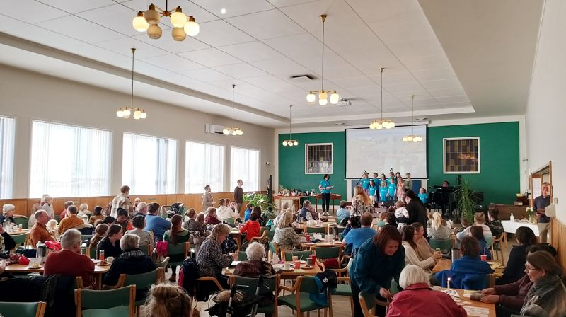 Frå kulturdag på huset. Våren 2022 blei det på dugnad lagt nytt golv i festsalen i 2. etg.