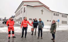 SYMBOLSK FØRSTE SPADETAK: Paul Arne Ulstein (prosjektleiing Hareid kommune) og Endre Skeide (prosjektleiar HS Rise Bygg) held i spaden som illustrerer første spadetak. Stian Moldsked (formann HS Rise Bygg), Leidulv Hareide (frå soknet si byggenemnd) og kyrkjeverja Bente Andreassen Pilskog er med for å markere byggestart for prosjektet. Foto: Ole-Ottar Karlsen Høgstavoll, Vikebladet