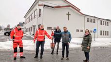SYMBOLSK FØRSTE SPADETAK: Paul Arne Ulstein (prosjektleiing Hareid kommune) og Endre Skeide (prosjektleiar HS Rise Bygg) held i spaden som illustrerer første spadetak. Stian Moldsked (formann HS Rise Bygg), Leidulv Hareide (frå soknet si byggenemnd) og kyrkjeverja Bente Andreassen Pilskog er med for å markere byggestart for prosjektet. Foto: Ole-Ottar Karlsen Høgstavoll, Vikebladet