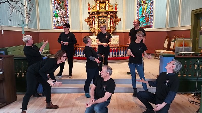 Staben i Hareid sokn gleder seg til å gradvis få gjenopne kyrkja, og veit at mange saknar fellesskapa og dei ulike tilboda som kyrkja bidreg med i Hareid. Foto: Hareid sokn