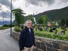 Lars gleder seg til å kome på plass og til å møte kyrkjelyden i Hareid.