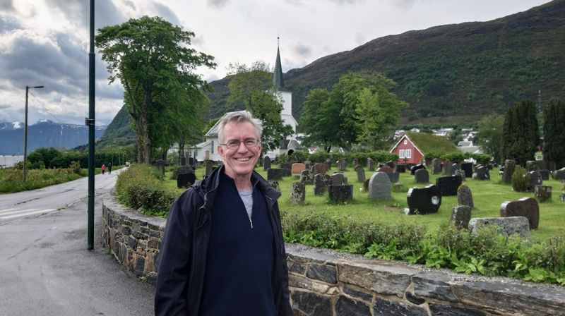 Lars gleder seg til å kome på plass og til å møte kyrkjelyden i Hareid.