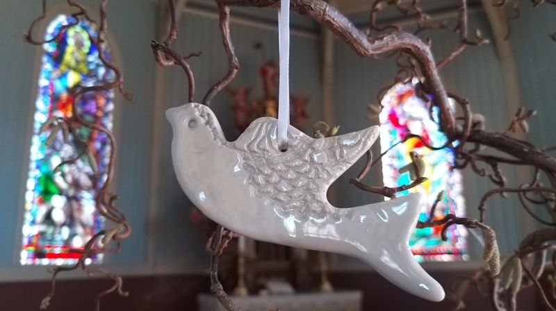 For kvar dåp som vi feirar i Hareid kyrkje, vert det hengt opp ei kvit due i gudsrikegreina.