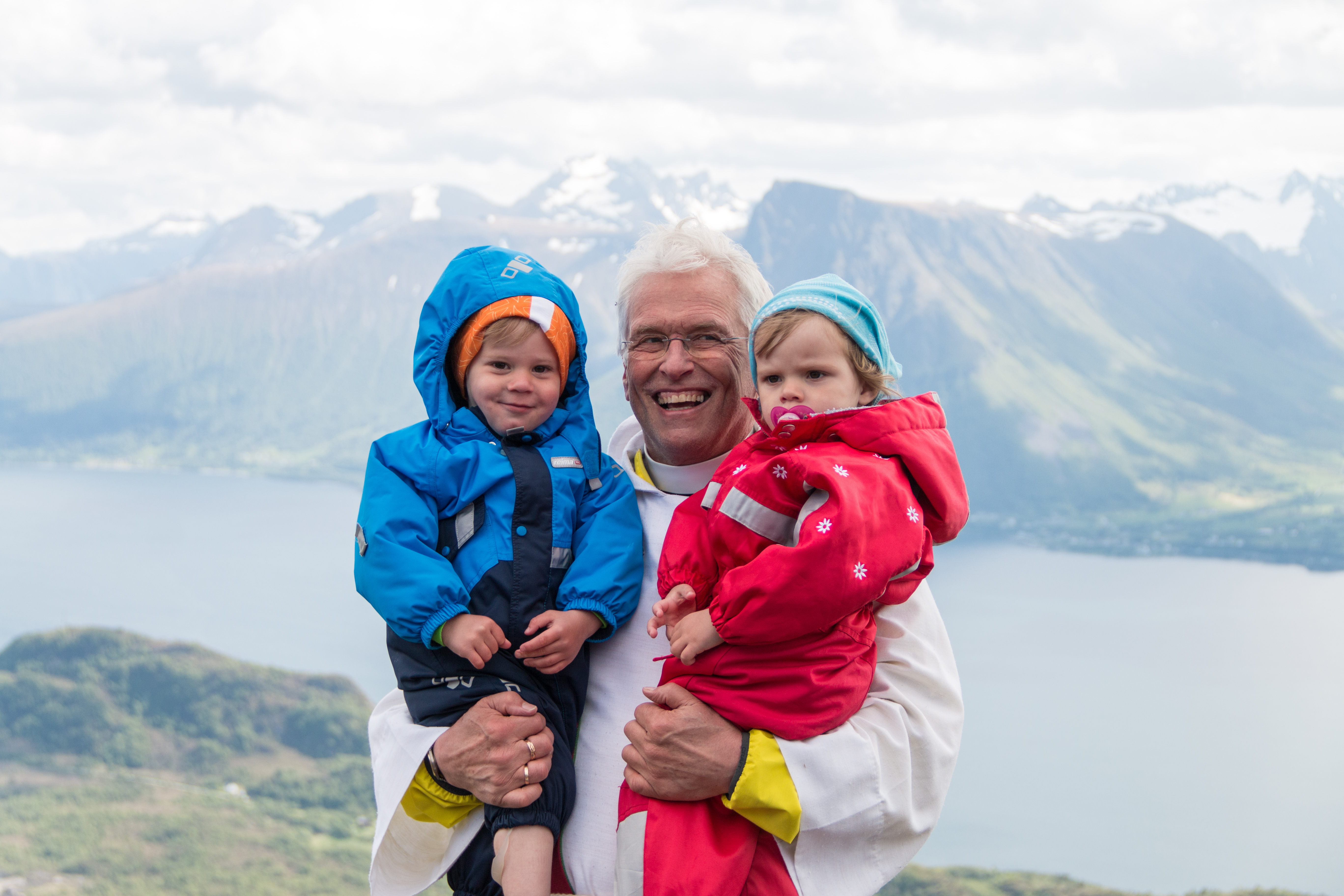 Første gong det har vore dåp på Melshornet: Sokneprest Leidulv Ø. Grimstad døypte tvillingparet Aksel og Josefine Belelli-Pilskog på Melshornet 2. pinsedag i 2017