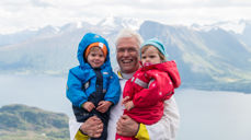 Første gong det har vore dåp på Melshornet: Sokneprest Leidulv Ø. Grimstad døypte tvillingparet Aksel og Josefine Belelli-Pilskog på Melshornet 2. pinsedag i 2017