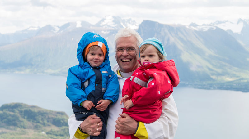 Første gong det har vore dåp på Melshornet: Sokneprest Leidulv Ø. Grimstad døypte tvillingparet Aksel og Josefine Belelli-Pilskog på Melshornet 2. pinsedag i 2017