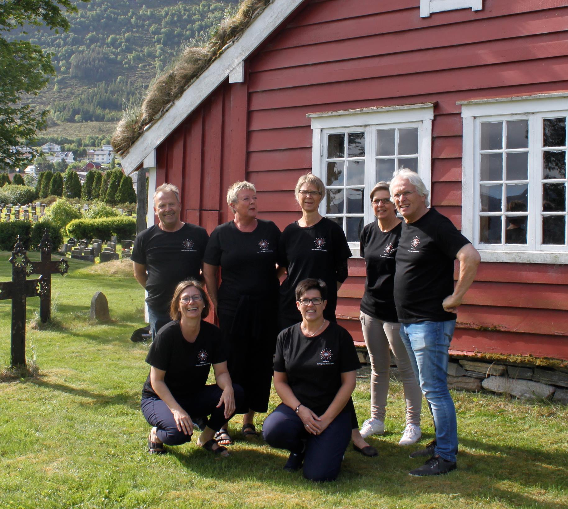 STABEN: Frå venstre bak: Bjarte Sunde (kyrkje- og kyrkjegardsarbeidar), Heidi P. Kvalsvik (leiar Hareid Frivilligsentral), Ida Teige (kantor/organist), Eli-Sølvi Jønsson (sekretær/medarbeidar i trusopplæringa), Leidulv Ø. Grimstad (sokneprest). Frå venstre forran: Bente Andreassen Pilskog (kyrkjeverje/dagleg leiar) og Barbro Landmark (kyrkjelydspedagog). I tillegg: Anvor Sukka deltid/medhjelpar i trusopplæringa (ikkje er med på biletet)