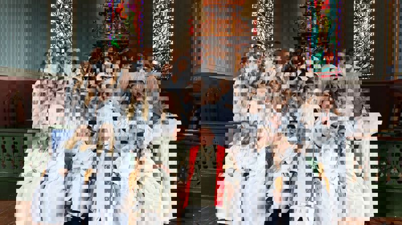 22.000 over kyrkjedørstokken - ikkje enkeltpersonar, men kvar gong ein person har besøkt kyrkja: Konfirmantane er nokon av dei som har vore aktiv i kyrkja vår gjennom 2017. Dei har hatt undervisning i 9 månader, her ser vi fjordårets konfirmant-kull saman med sokneprest Leidulv Ø. Grimstad og kyrkjelydspedagog Barbro Landmark.