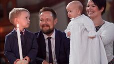 I dåpen har barnet sine viktigste rundt seg. Et nyfødt liv løftes frem i takk og glede! (Foto: Erik Norrud)