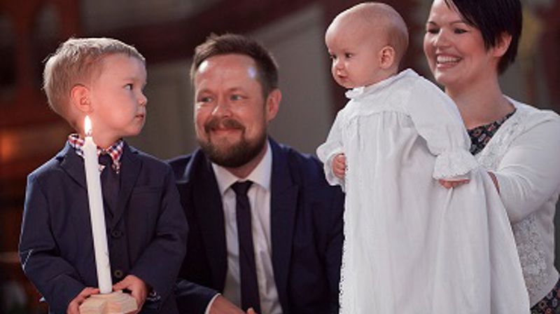 I dåpen har barnet sine viktigste rundt seg. Et nyfødt liv løftes frem i takk og glede! (Foto: Erik Norrud)