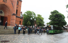 Shuttlebuss og turister utenfor Vår Frelsers kirke onsdag 2. august