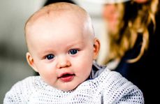 Martinius Faldt Klovning var ett av hele fem barn og unge som ble døpt i en historisk dåpsgudstjeneste på Utsira skjærtorsdag. Se hele bildet og forsiden i lenken under.  Foto: Kariananas