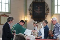 Nattverdkøen var lang i Skåre kirke under Arnt Johan Vistnes' første gudstjeneste.      Foto: Eva Birkeland