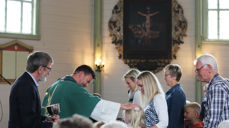 Nattverdkøen var lang i Skåre kirke under Arnt Johan Vistnes' første gudstjeneste.      Foto: Eva Birkeland