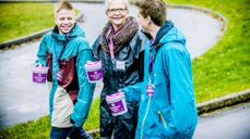 Omsett ubehag til handling - bli med å bære bøsser! Foto: Kirkens Nødhjelp