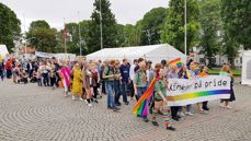 En fargerik delegasjon fra kirken og organisasjoner fylte opp bak kirke-fanen.