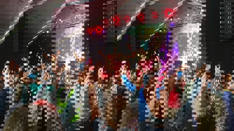 Sang, bevegelser, lek og alvor preger møtene på konfAction