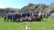 På tur i finværet ble drivved og skatter fra fjæra samlet til et kors i gresset. Alle foto: Tiril Kristine Sortland