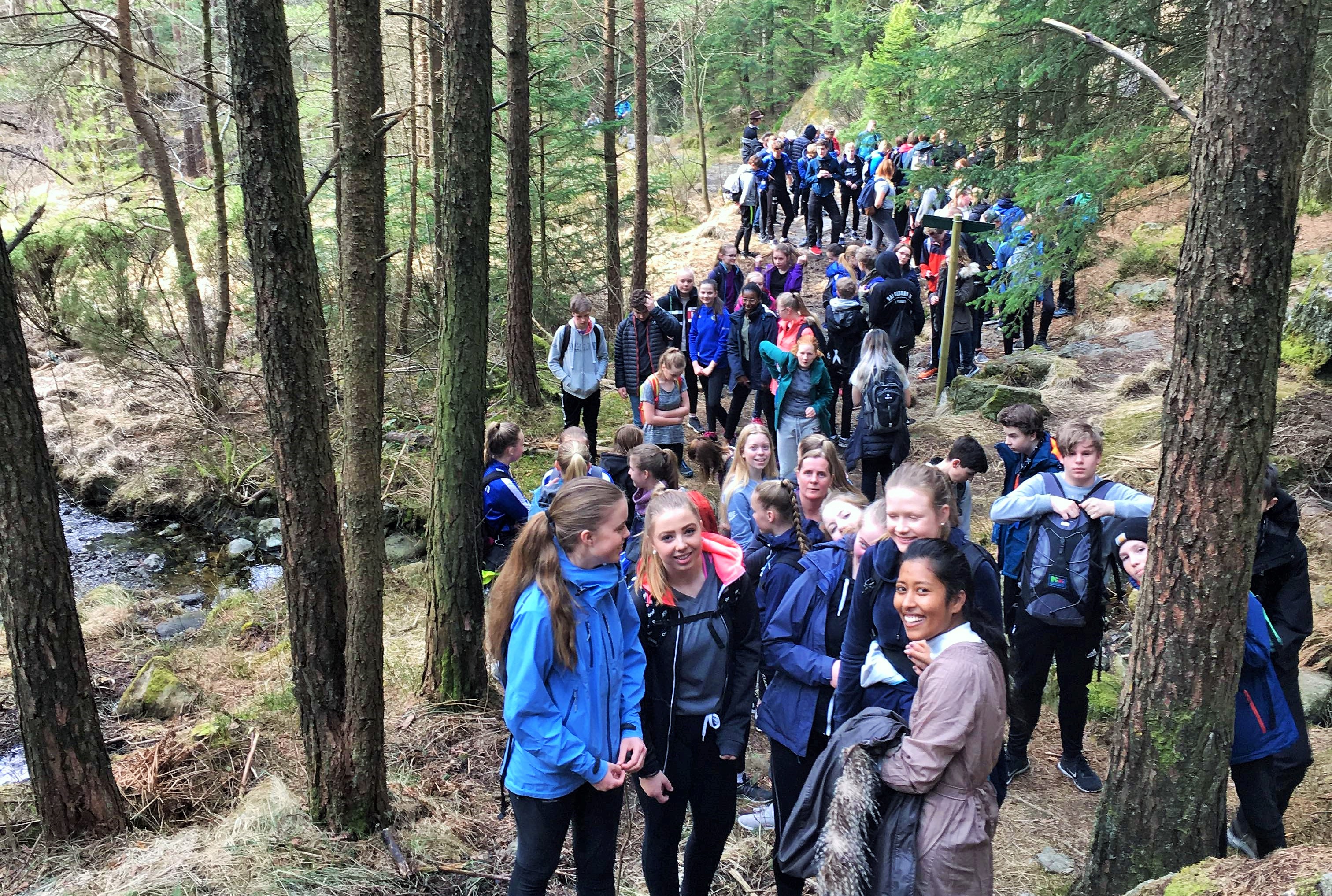 Konfirmantene fylte godt opp i skogen på Bleikemyr den varme aprildagen.