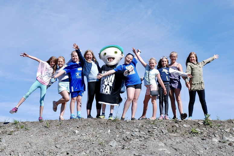 Barnas Råd og maskoten Unik ønsker velkommen til festival.