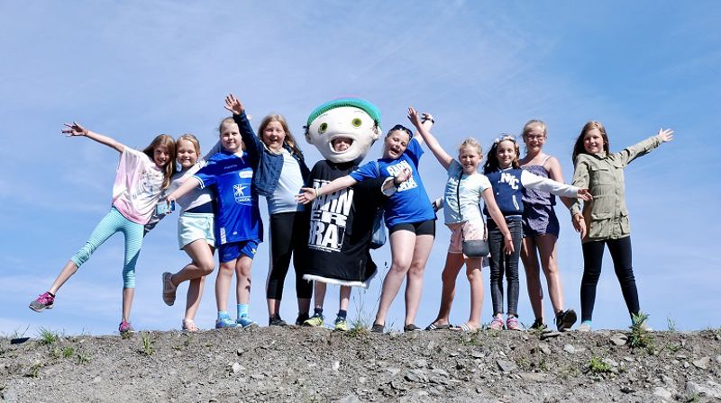 Barnas Råd og maskoten Unik ønsker velkommen til festival.