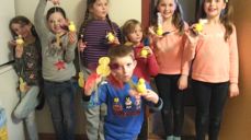 Barna syntes det var kjekt å lage påskepynt med gul papp, fjær, vattkuler og filt.