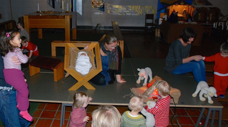 Myldring og undring rundt krybben.