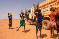 Gutter drikker vann i landsbyen Baarweyn i Puntland. Foto: Kirkens Nødhjelp