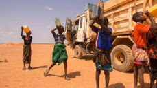 Gutter drikker vann i landsbyen Baarweyn i Puntland. Foto: Kirkens Nødhjelp