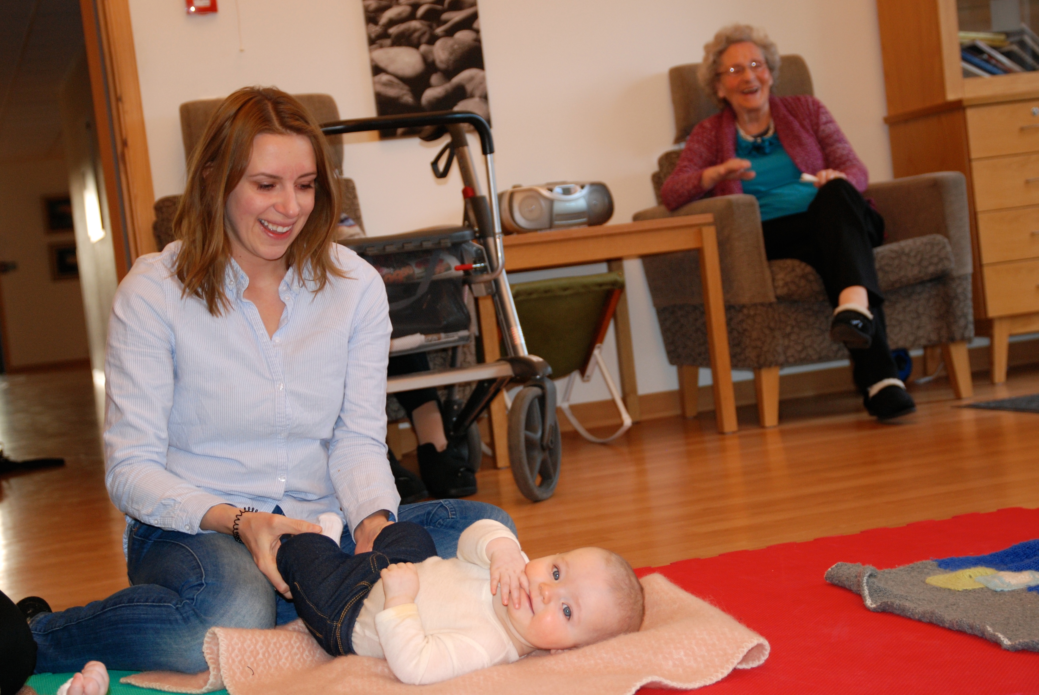 Lille Eve og mor Tonje koser seg på babysang sammen med Ellen Kristine Haukås på Bjørgene.